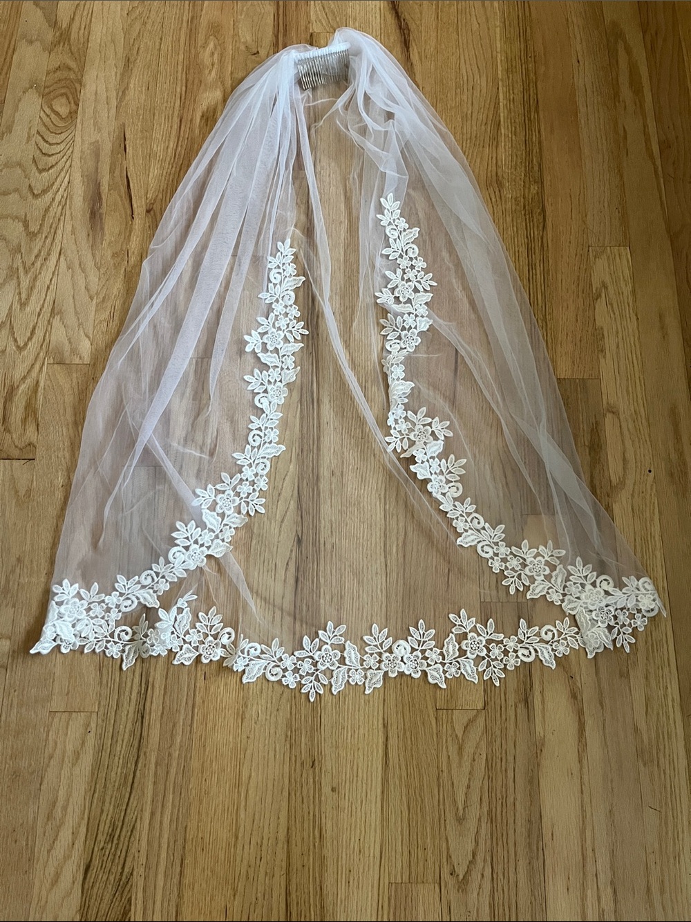 Bridal Appliqué Lace Edge Veil - White